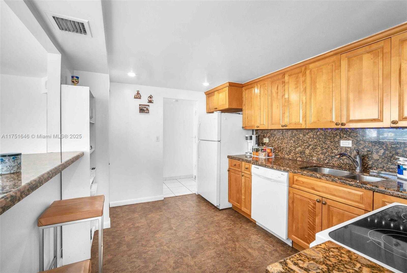 Small Image of 7135 COLLINS AVE #1225, Miami Beach Number 9