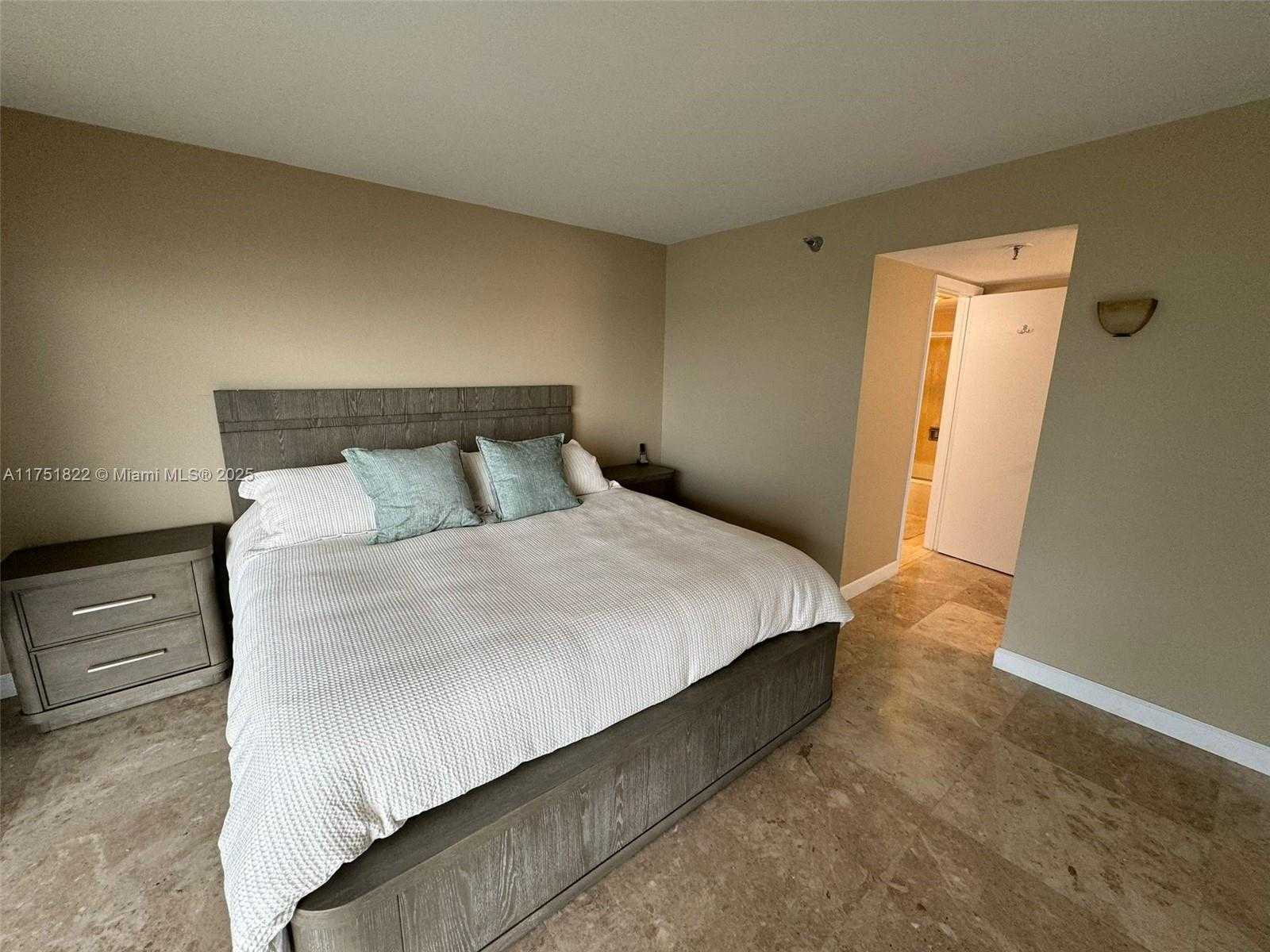 Small Image of 2025 BRICKELL AVE #901, Miami Number 18