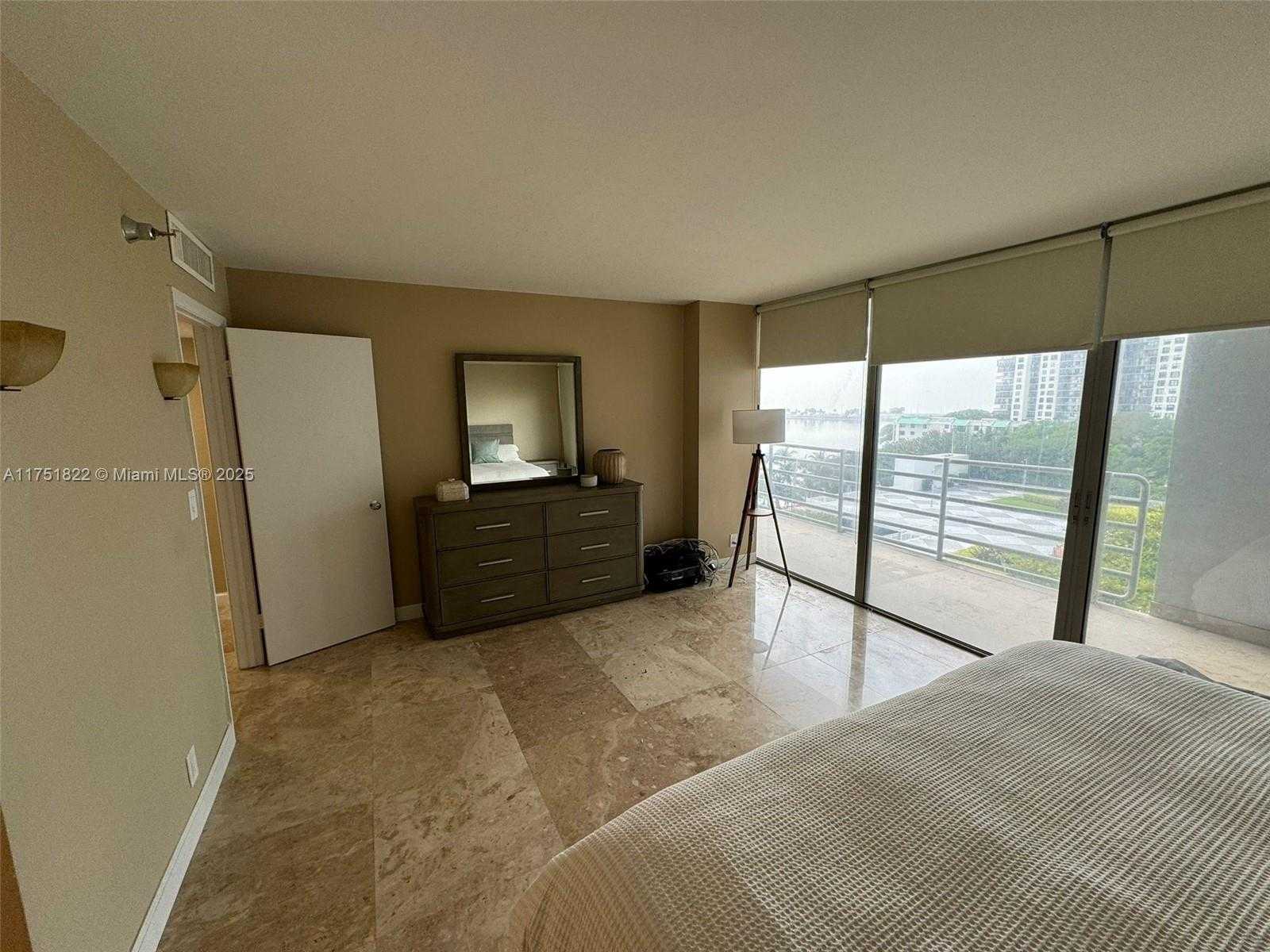 Small Image of 2025 BRICKELL AVE #901, Miami Number 19