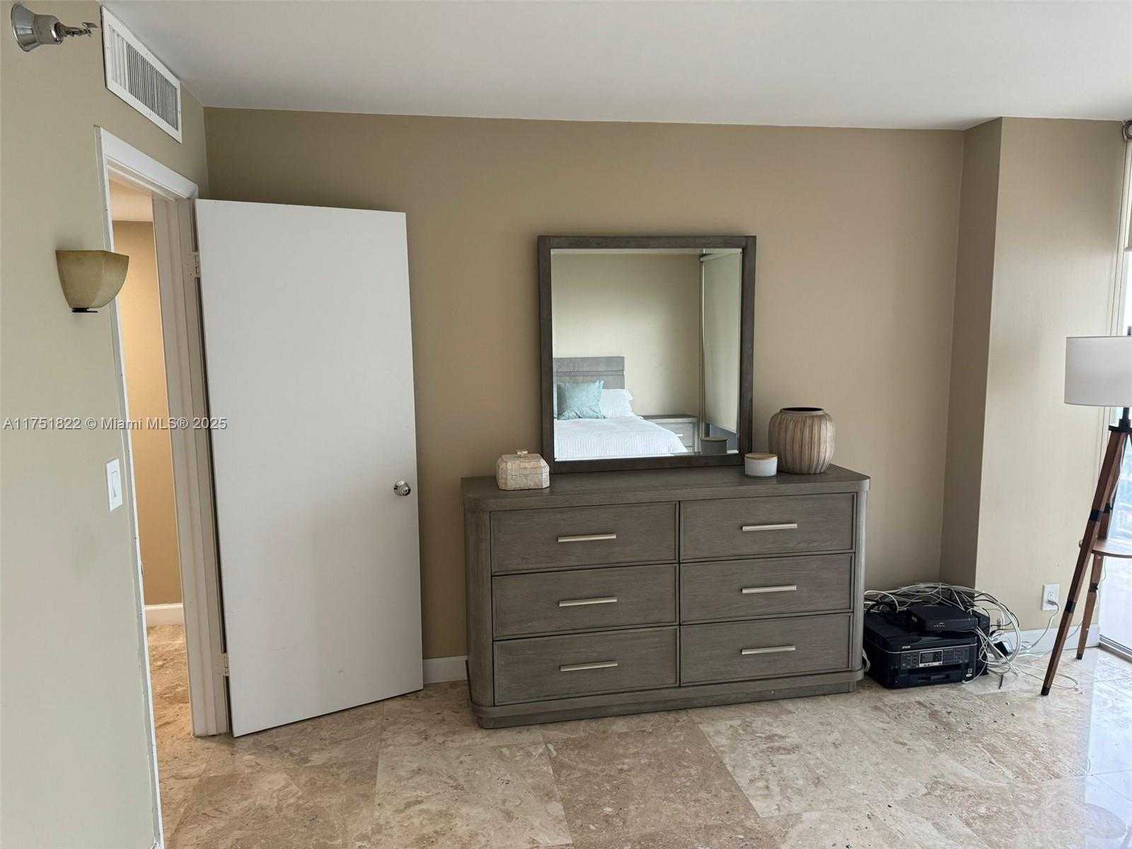 Small Image of 2025 BRICKELL AVE #901, Miami Number 20
