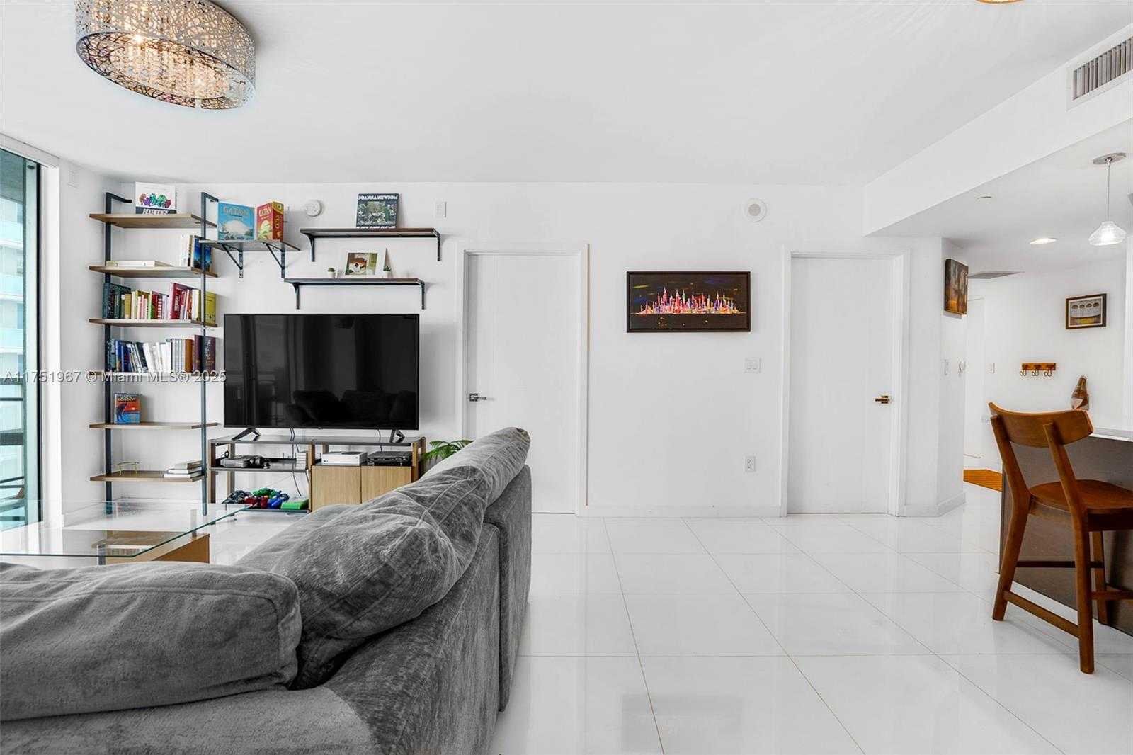 Small Image of 55 SE 6th St, Miami, FL 33131, USA Number 6