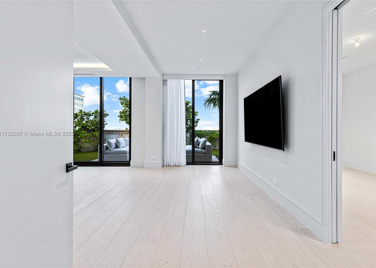 Small Image of 275 GIRALDA AVE #PH, Coral Gables Number 35