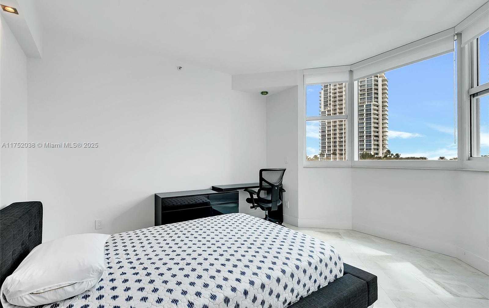 Small Image of 300 SOUTH POINTE DR #606, Miami Beach Number 10