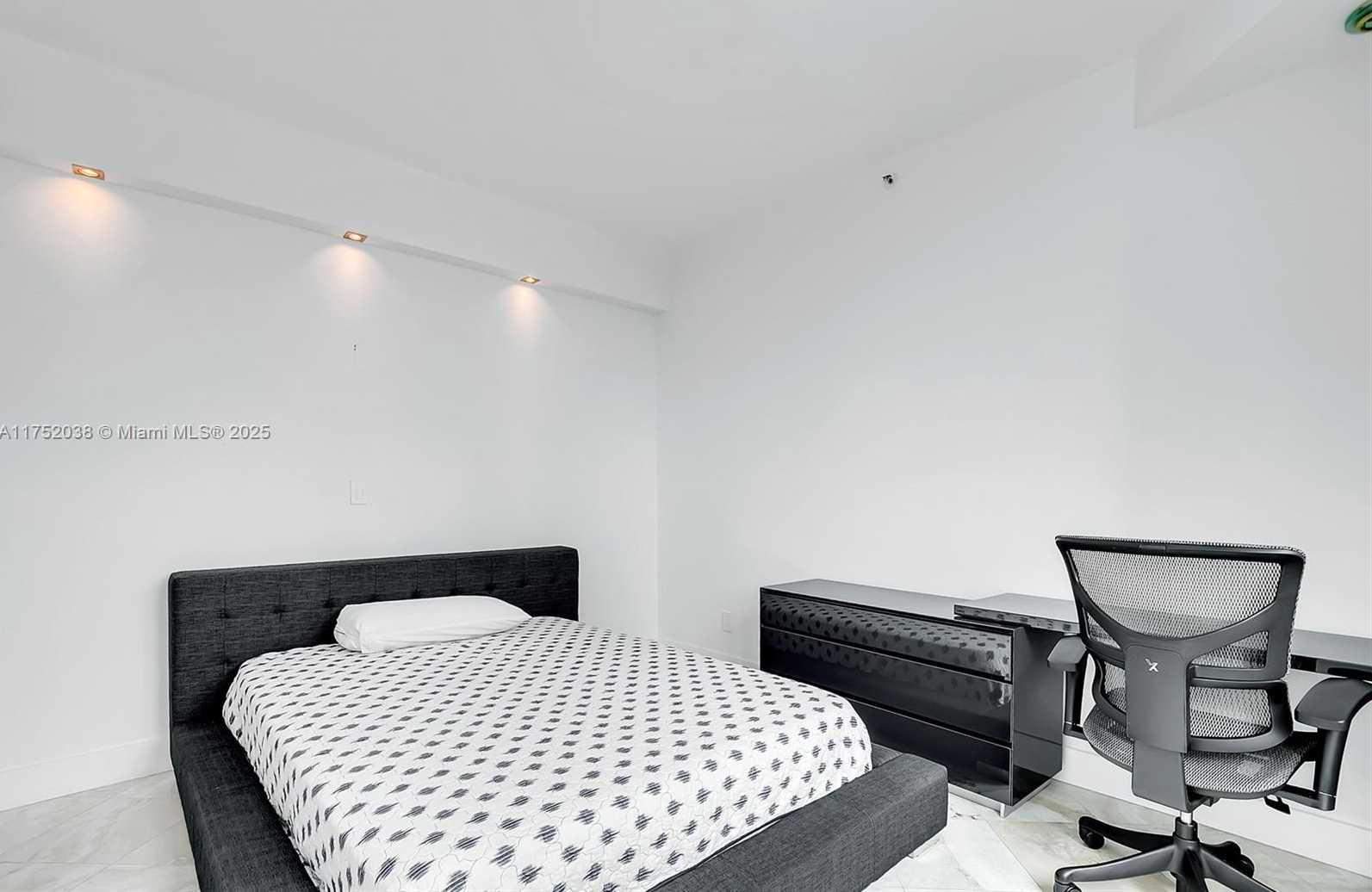 Small Image of 300 SOUTH POINTE DR #606, Miami Beach Number 11