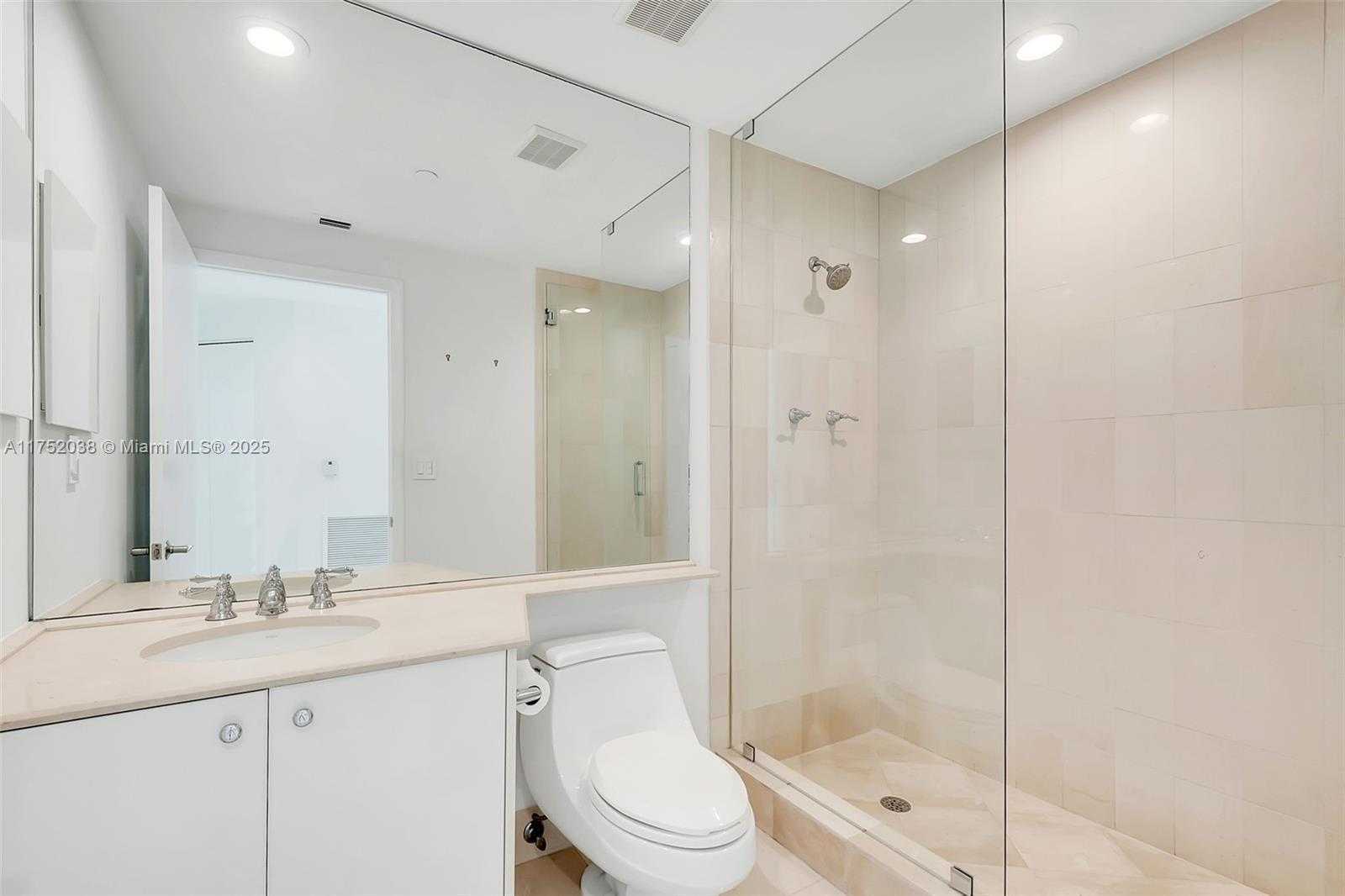 Small Image of 300 SOUTH POINTE DR #606, Miami Beach Number 12