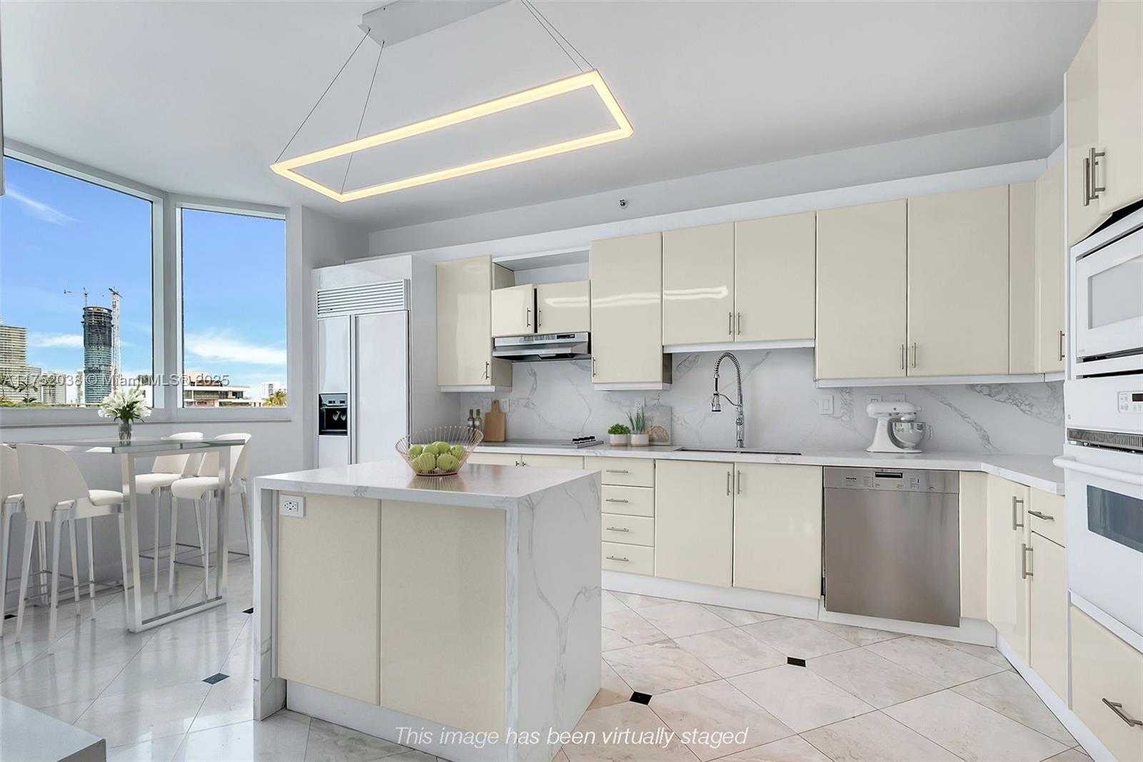 Small Image of 300 SOUTH POINTE DR #606, Miami Beach Number 2