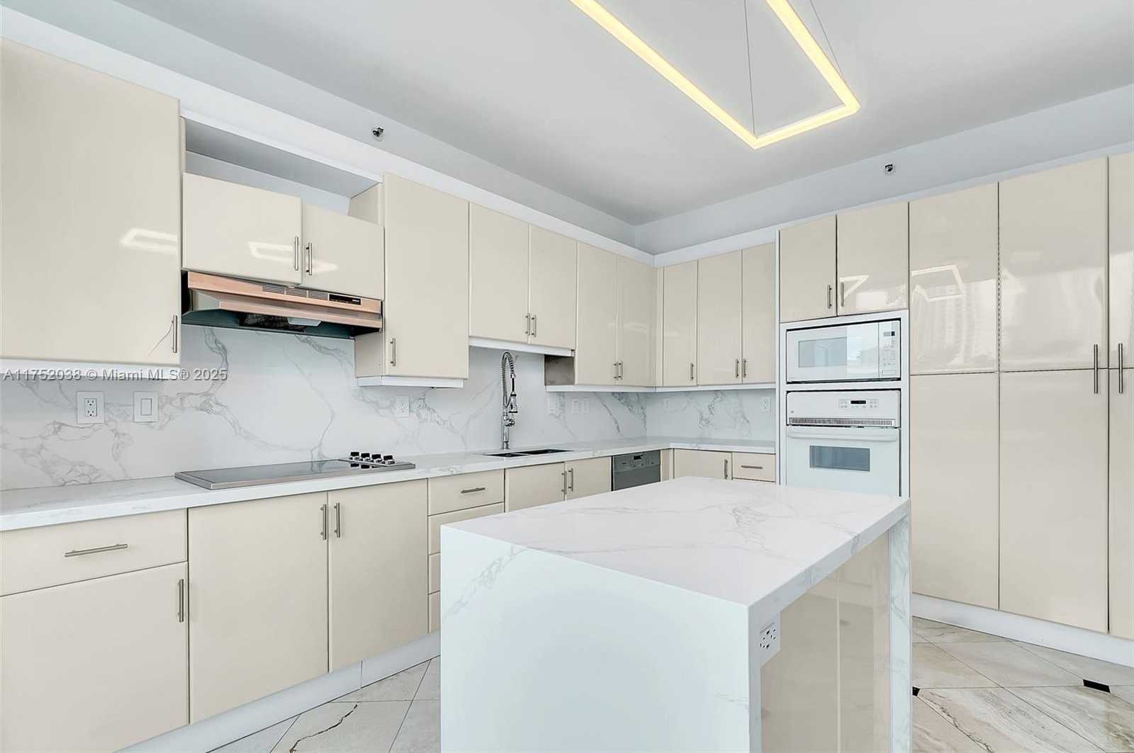 Small Image of 300 SOUTH POINTE DR #606, Miami Beach Number 3