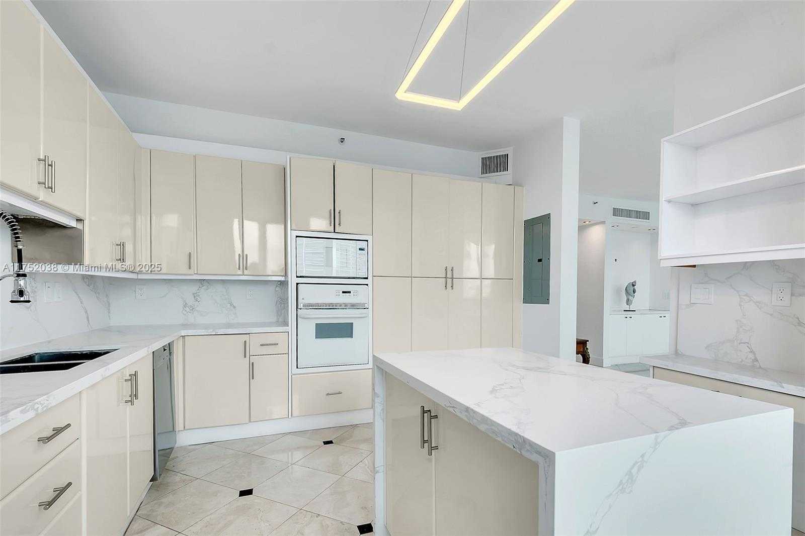 Small Image of 300 SOUTH POINTE DR #606, Miami Beach Number 4