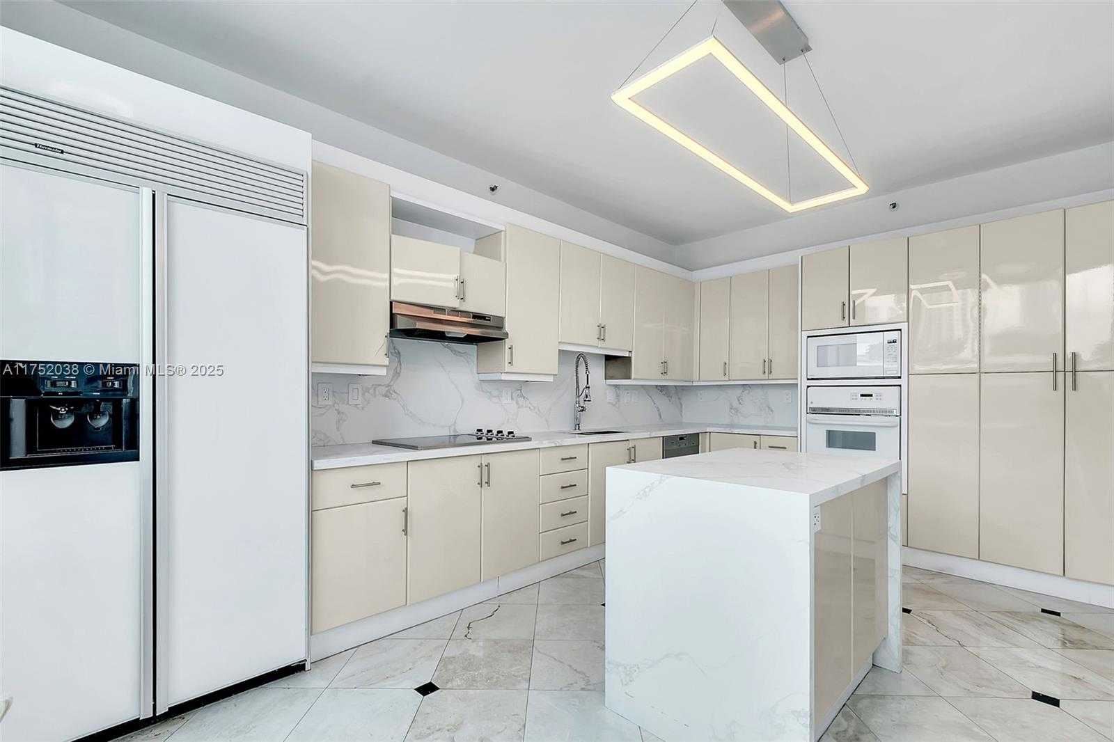 Small Image of 300 SOUTH POINTE DR #606, Miami Beach Number 5