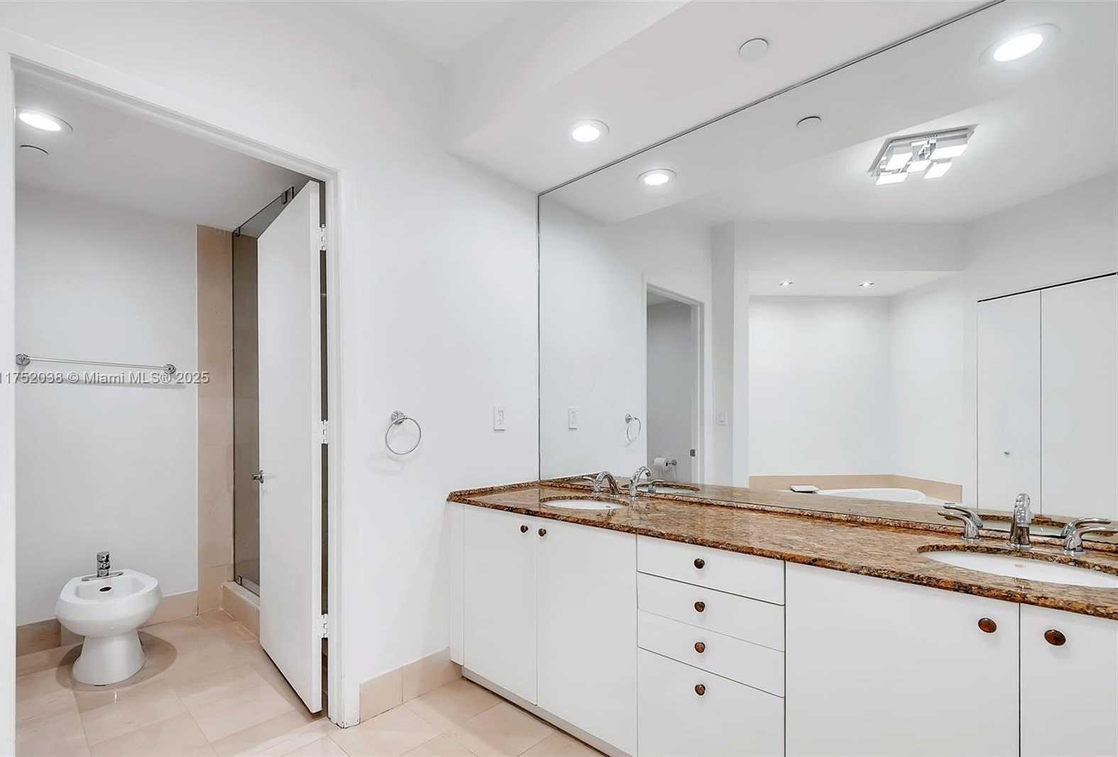 Small Image of 300 SOUTH POINTE DR #606, Miami Beach Number 8