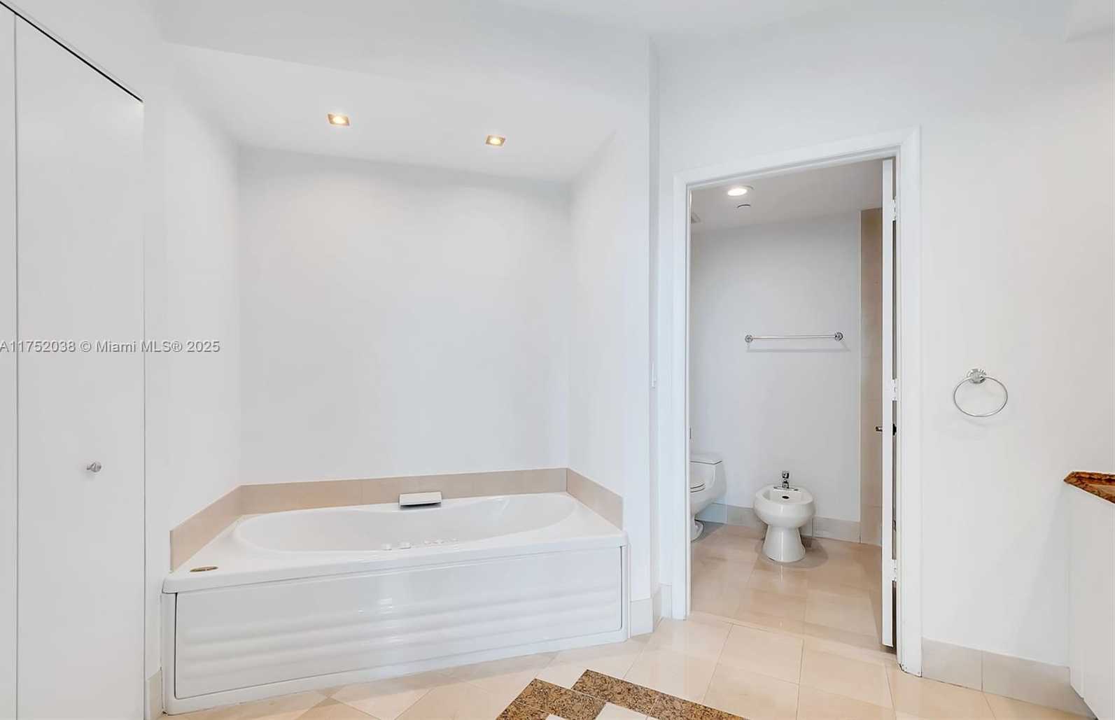 Small Image of 300 SOUTH POINTE DR #606, Miami Beach Number 9