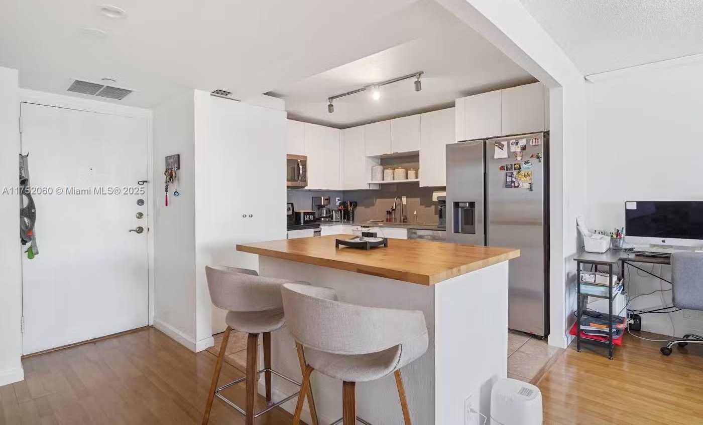 Small Image of 1901 BRICKELL AVE #B1706, Miami Number 3