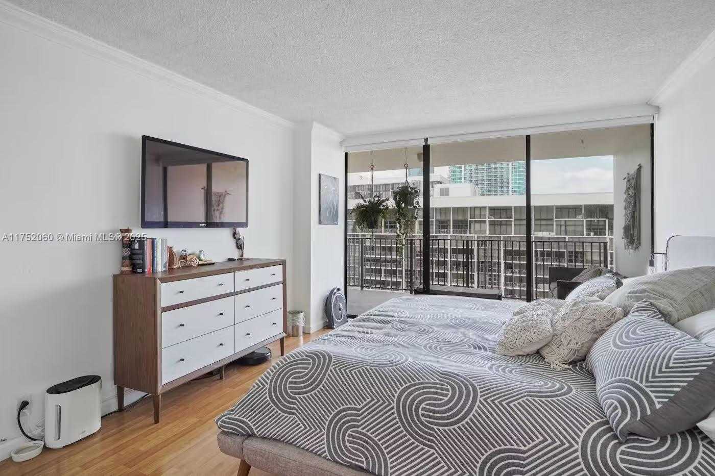 Small Image of 1901 BRICKELL AVE #B1706, Miami Number 8