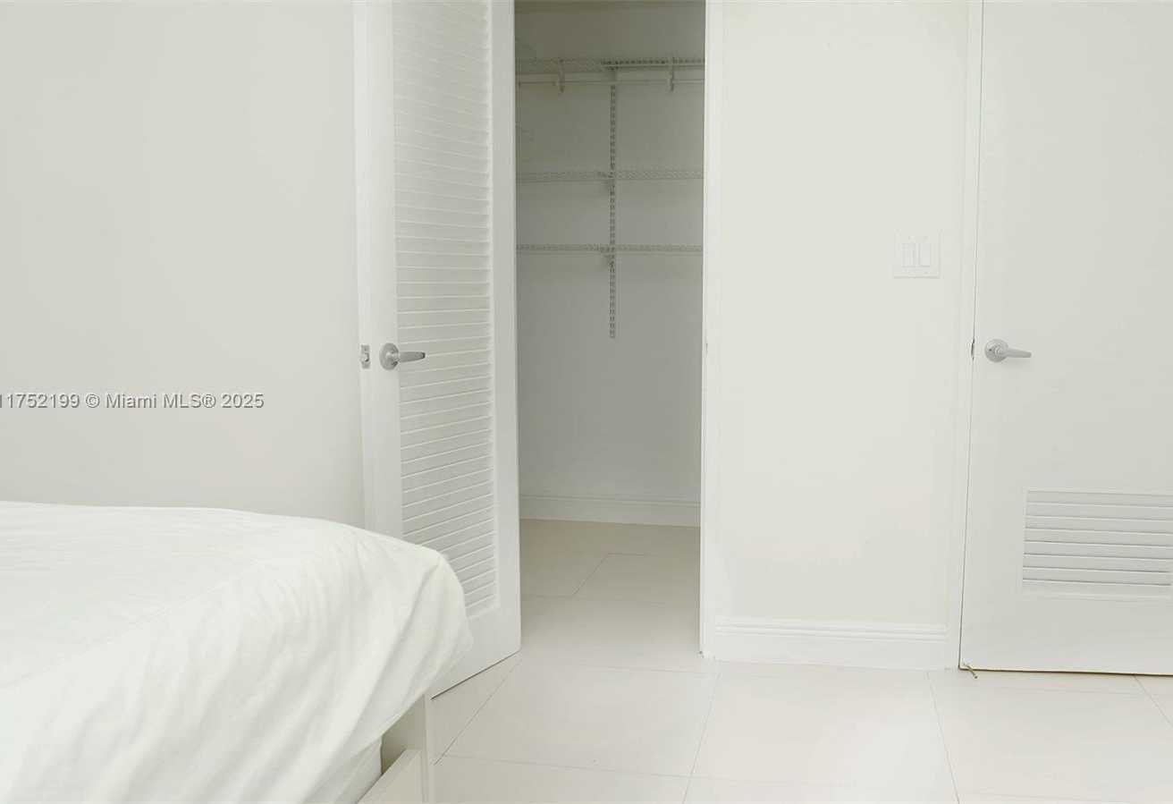 Small Image of 3001 SOUTH OCEAN DR #545, Hollywood Number 9