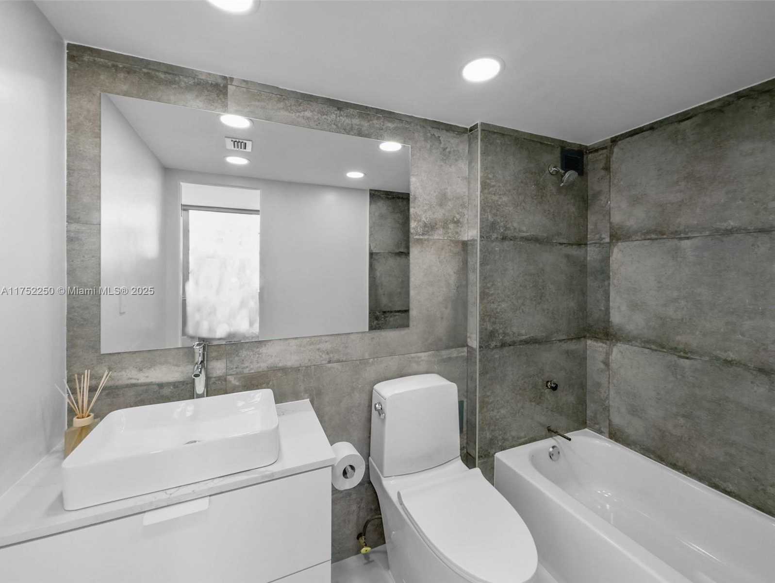 Small Image of 18011 BISCAYNE BLVD #1602, Aventura Number 18