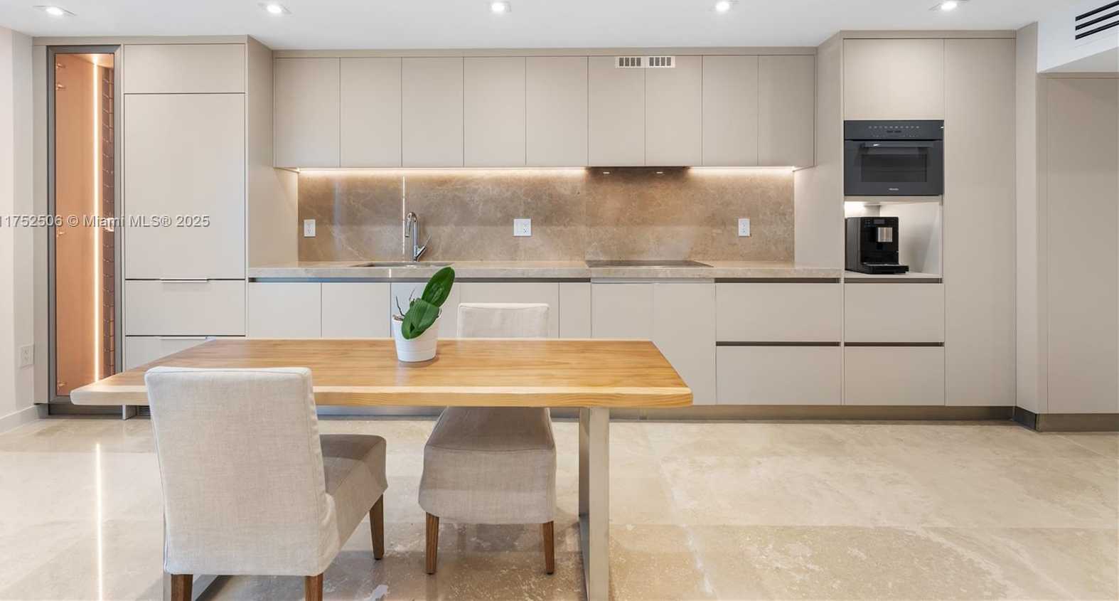 Small Image of 2301 COLLINS AVE #1011-1012, Miami Beach Number 4