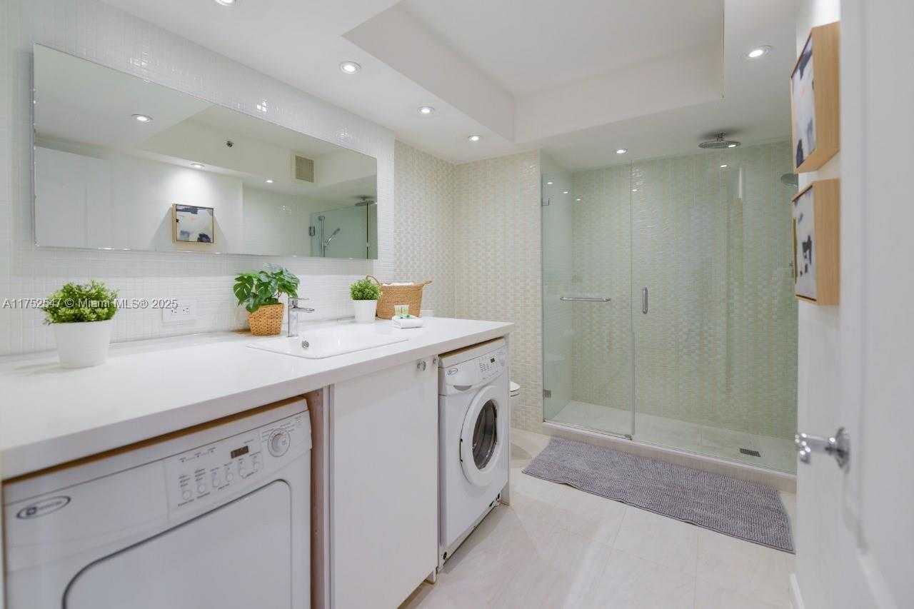 Small Image of 1200 BRICKELL BAY DR #2107, Miami Number 12