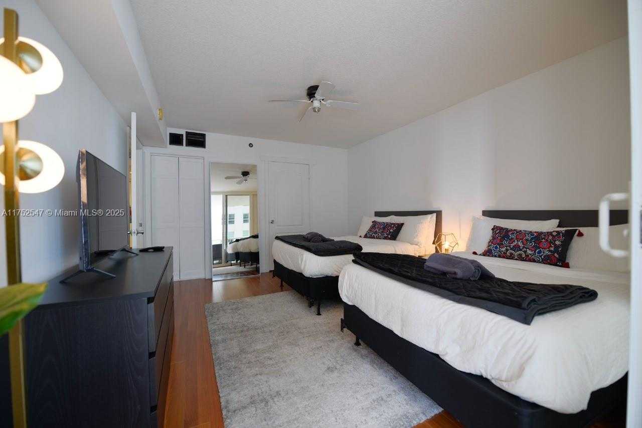 Small Image of 1200 BRICKELL BAY DR #2107, Miami Number 5