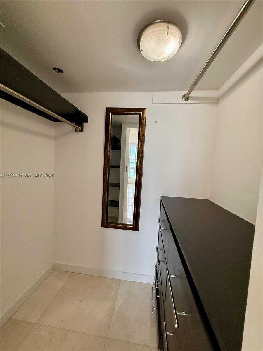 Small Image of 770 CLAUGHTON ISLAND DR #PH-15, Miami Number 10