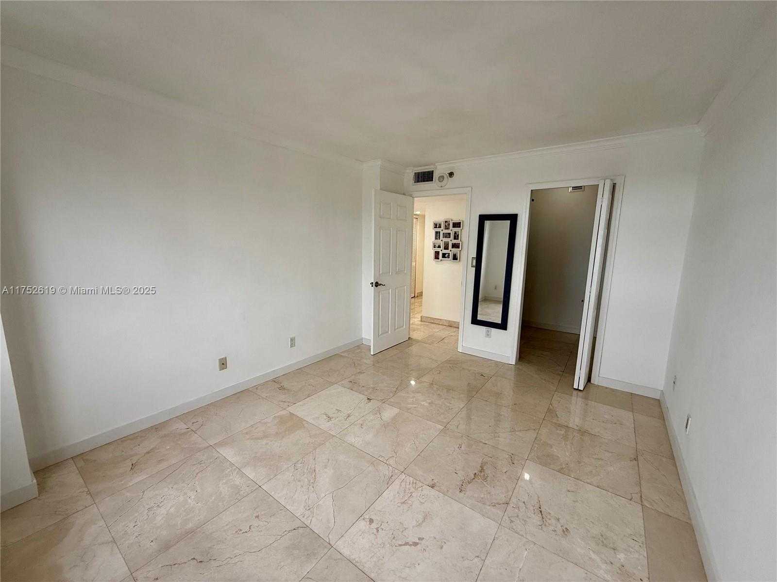 Small Image of 770 CLAUGHTON ISLAND DR #PH-15, Miami Number 12