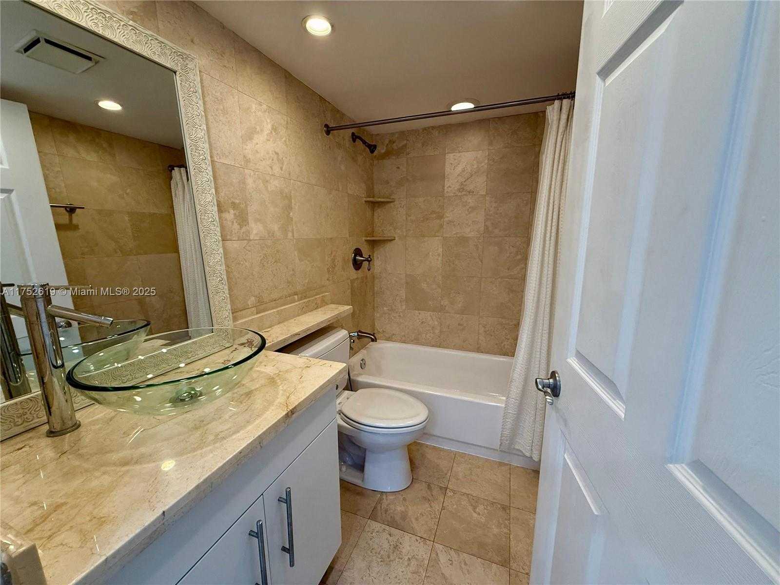 Small Image of 770 CLAUGHTON ISLAND DR #PH-15, Miami Number 15