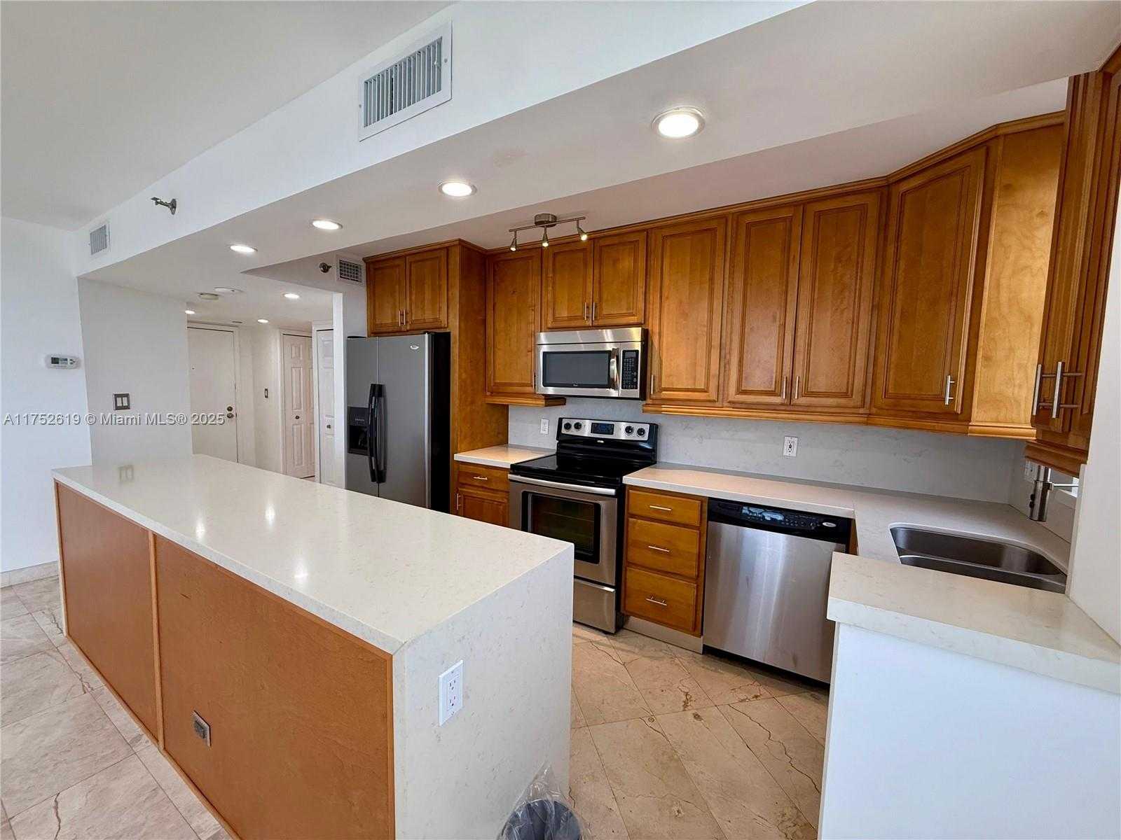 Small Image of 770 CLAUGHTON ISLAND DR #PH-15, Miami Number 5