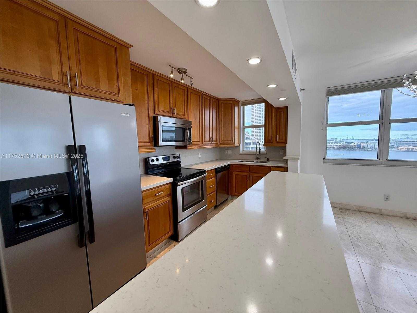 Small Image of 770 CLAUGHTON ISLAND DR #PH-15, Miami Number 6