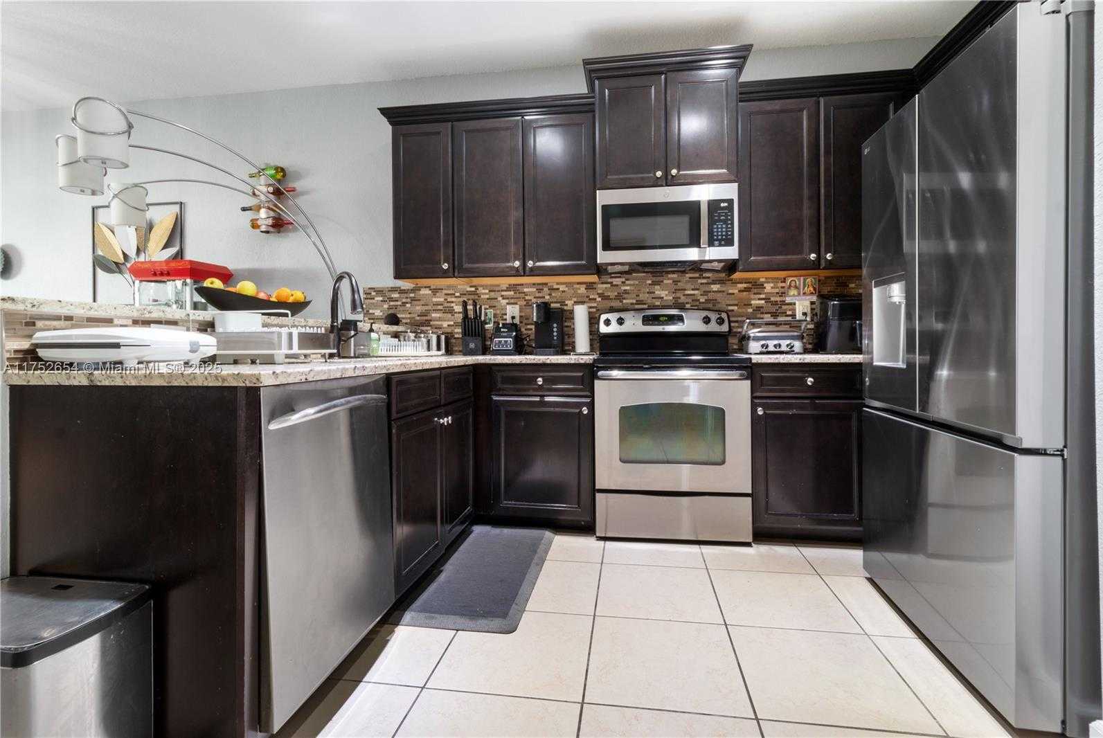 Small Image of 9831 NORTH WEST 88TH TER, Doral Number 4