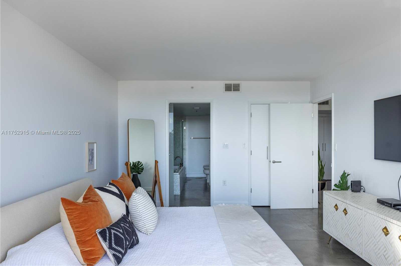 Small Image of 1900 SUNSET HARBOUR DR #703, Miami Beach Number 13