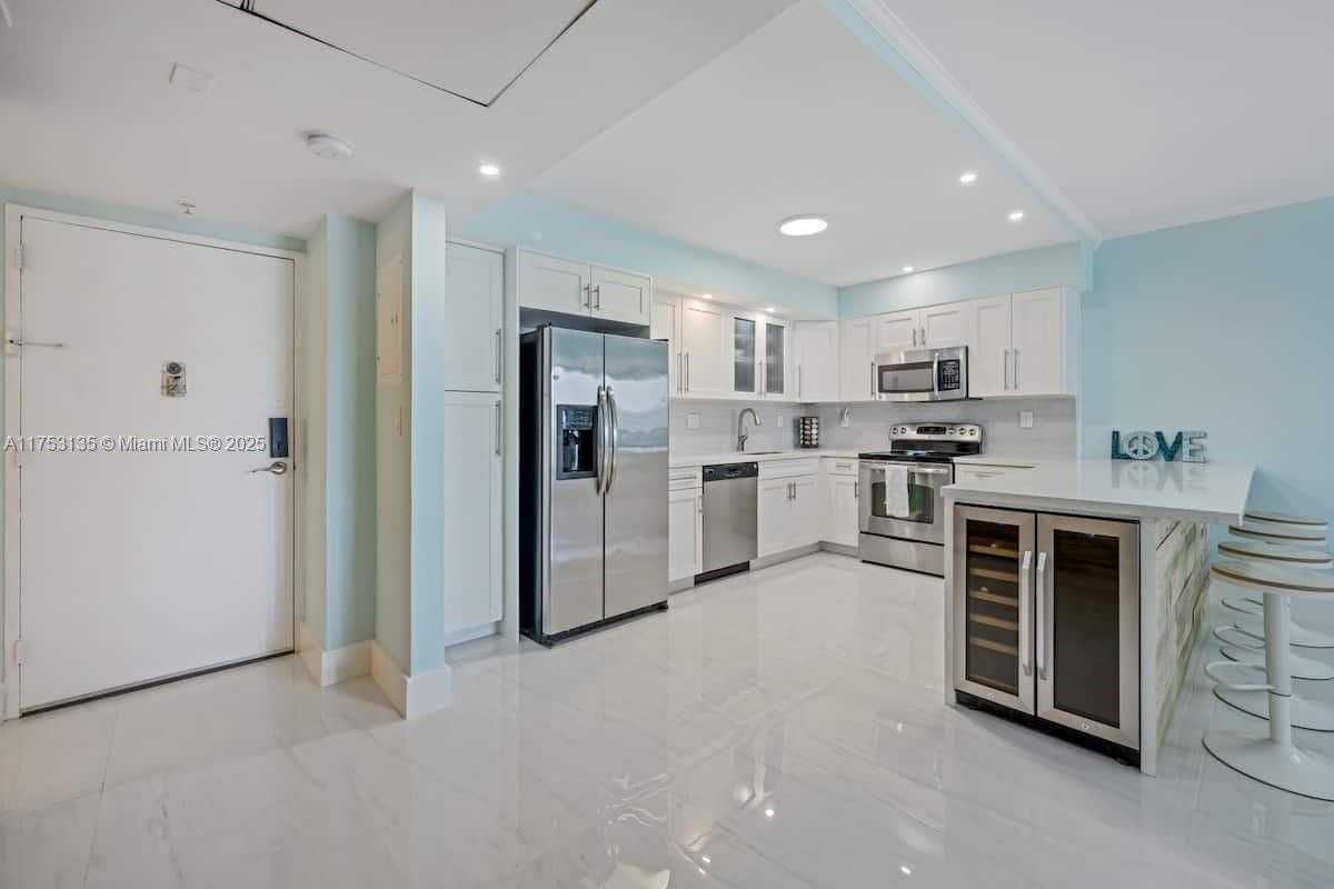 Small Image of 19370 COLLINS AVE #1121, Sunny Isles Beach Number 4