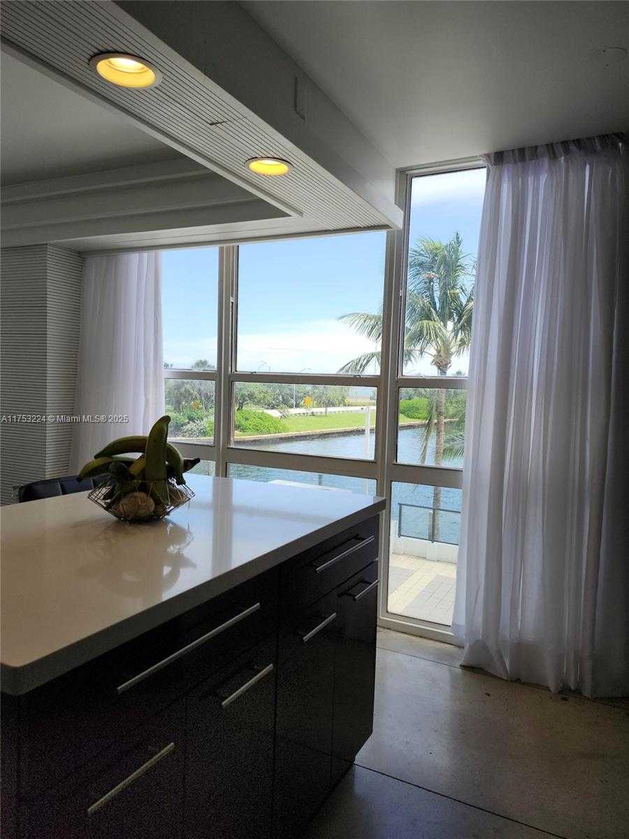 Small Image of 600 NE 36th St, Miami, FL 33137, USA Number 20