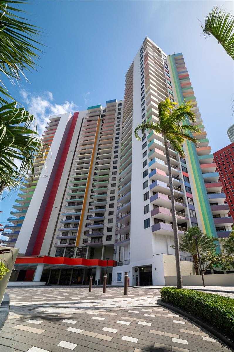 Small Image of 1581 BRICKELL AVE #PH-105, Miami Number 3
