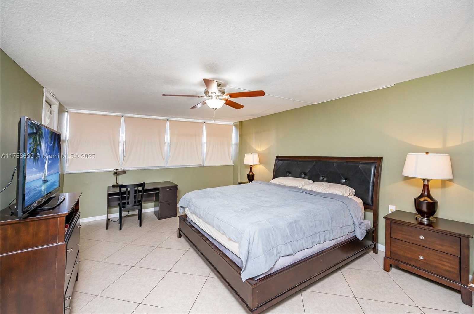 Small Image of 100 GOLDEN ISLES DR #104, Hallandale Beach Number 20