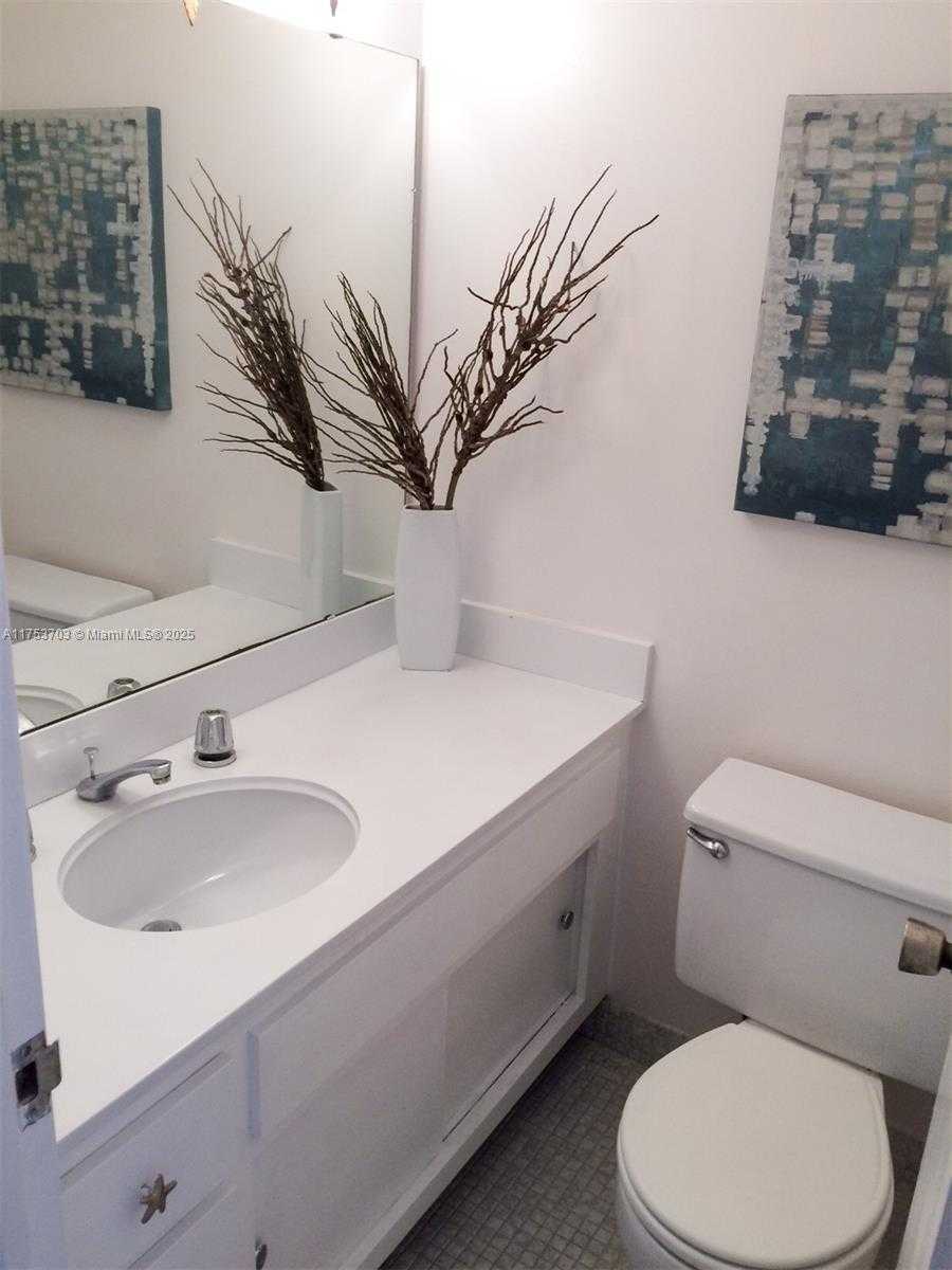 Small Image of 500 BAYVIEW DR #1219, Sunny Isles Beach Number 11