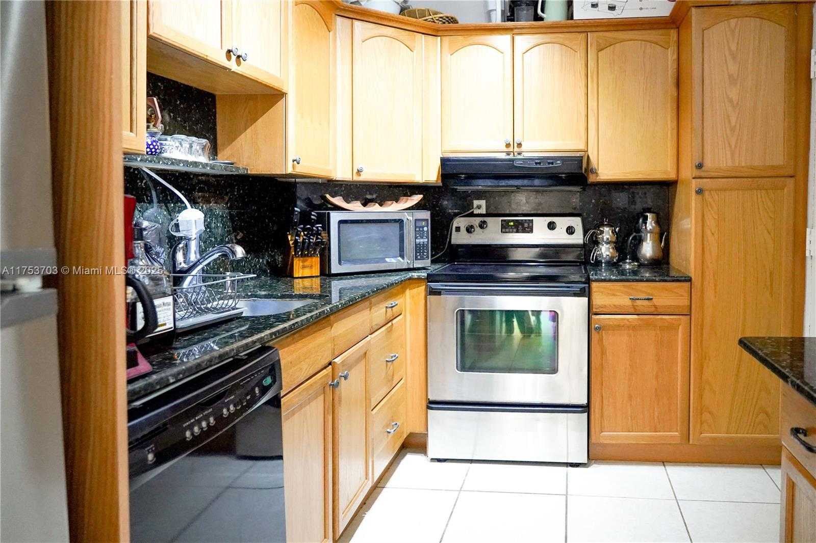 Small Image of 500 BAYVIEW DR #1219, Sunny Isles Beach Number 13