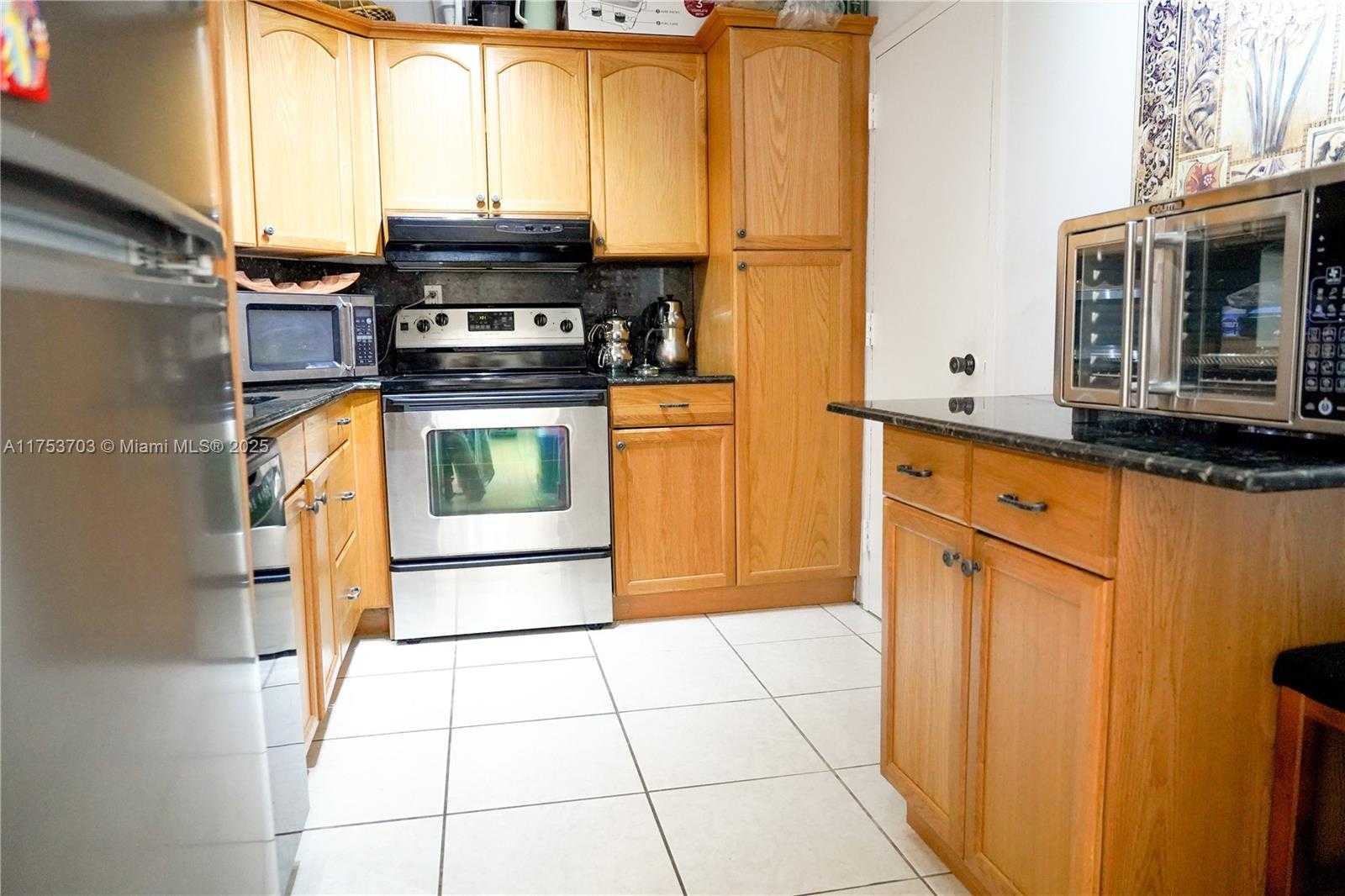 Small Image of 500 BAYVIEW DR #1219, Sunny Isles Beach Number 14