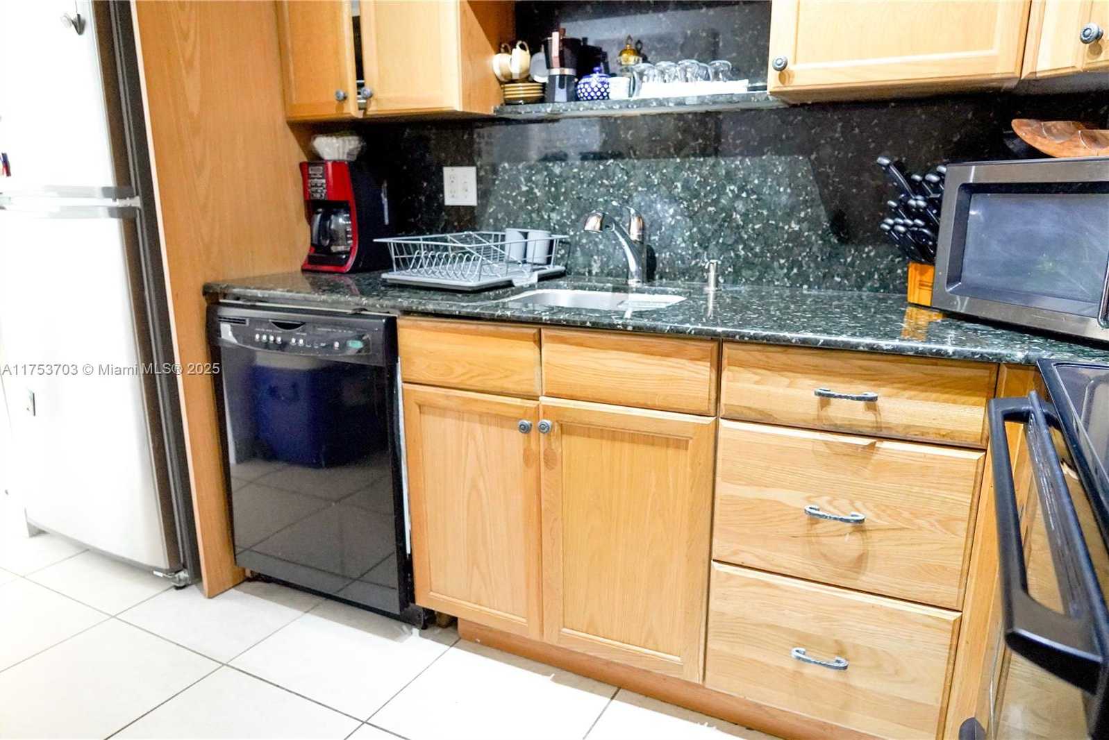 Small Image of 500 BAYVIEW DR #1219, Sunny Isles Beach Number 15