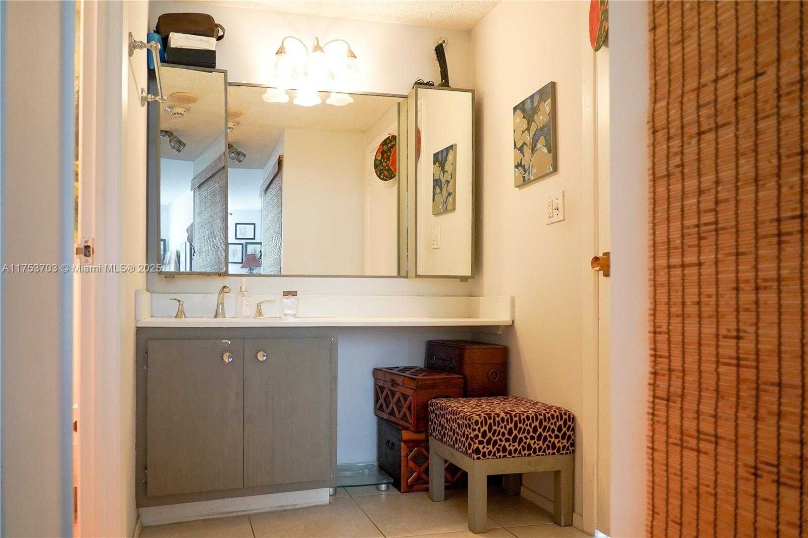 Small Image of 500 BAYVIEW DR #1219, Sunny Isles Beach Number 21