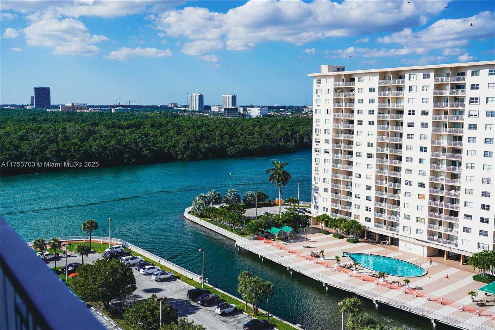 Small Image of 500 BAYVIEW DR #1219, Sunny Isles Beach Number 3