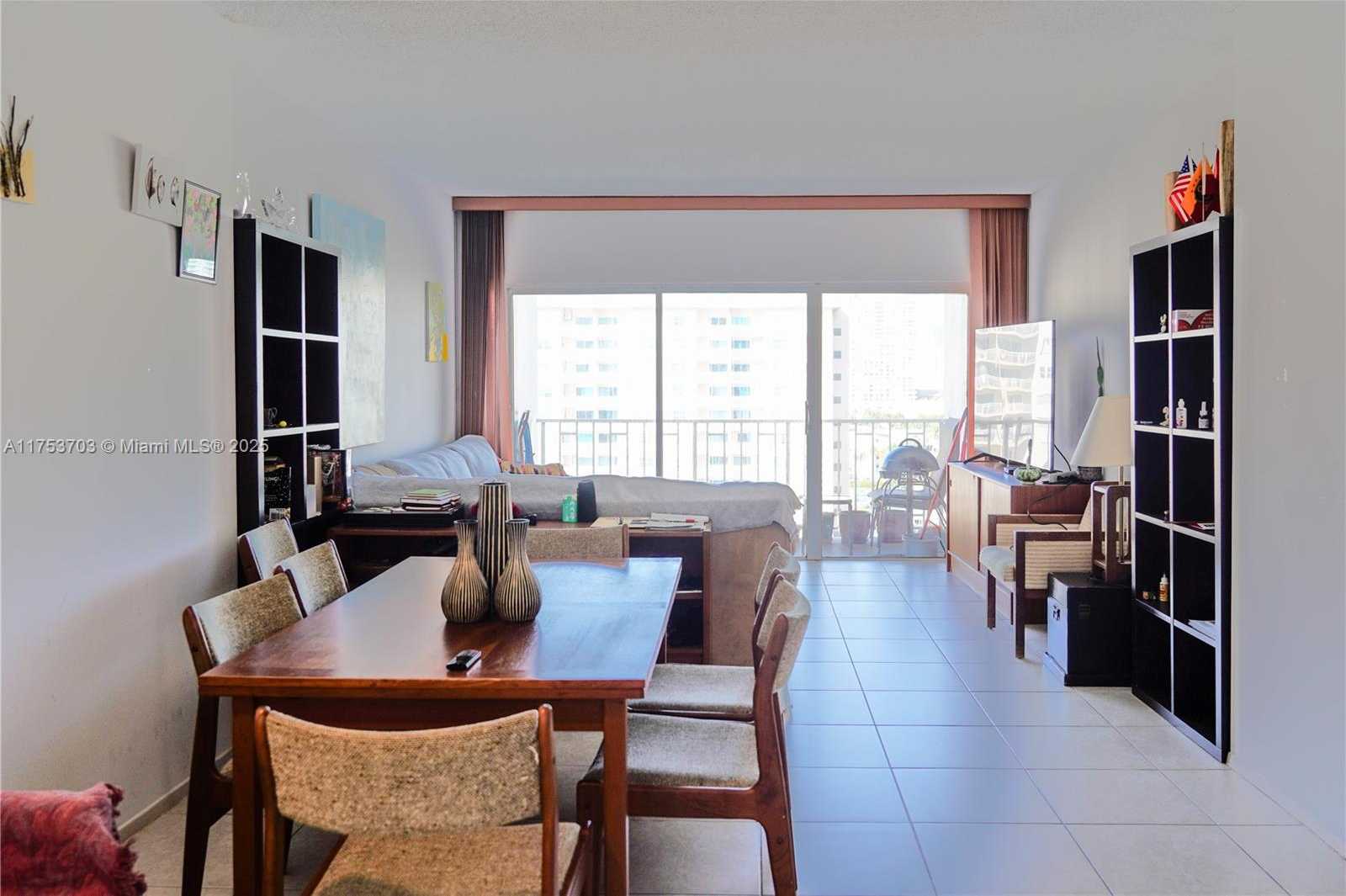 Small Image of 500 BAYVIEW DR #1219, Sunny Isles Beach Number 5