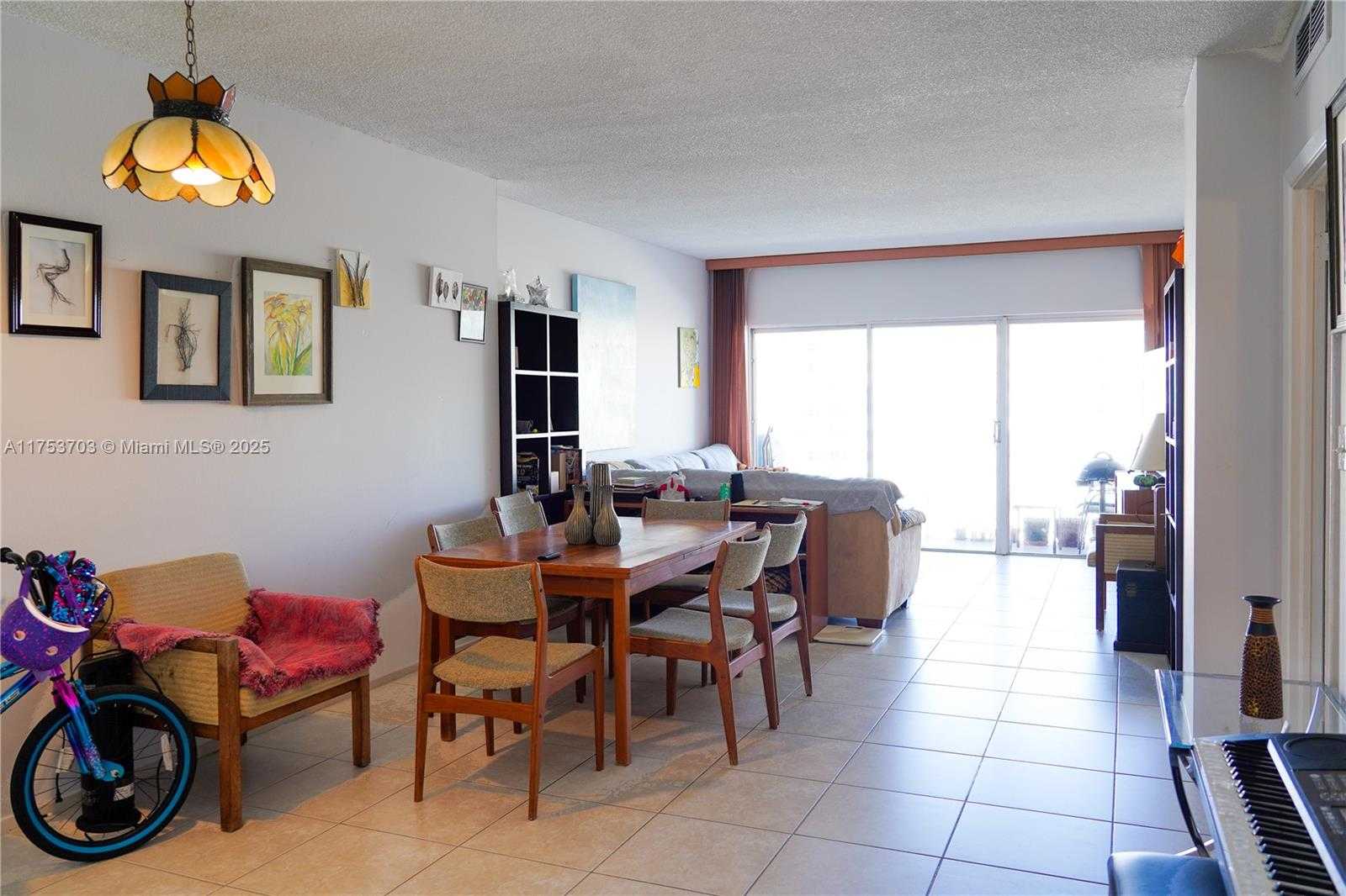 Small Image of 500 BAYVIEW DR #1219, Sunny Isles Beach Number 6