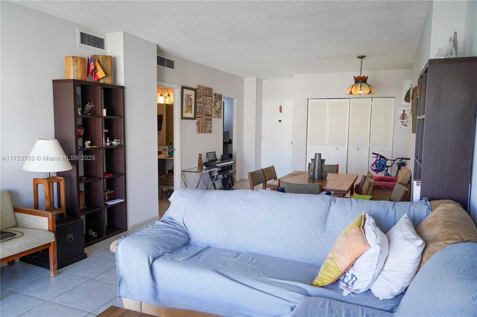 Small Image of 500 BAYVIEW DR #1219, Sunny Isles Beach Number 8
