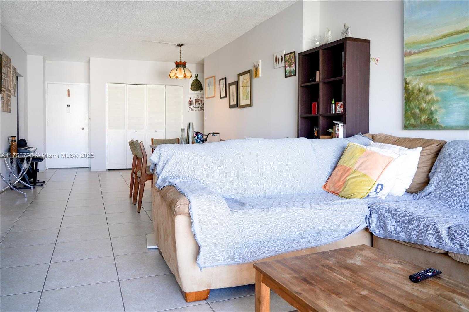 Small Image of 500 BAYVIEW DR #1219, Sunny Isles Beach Number 9