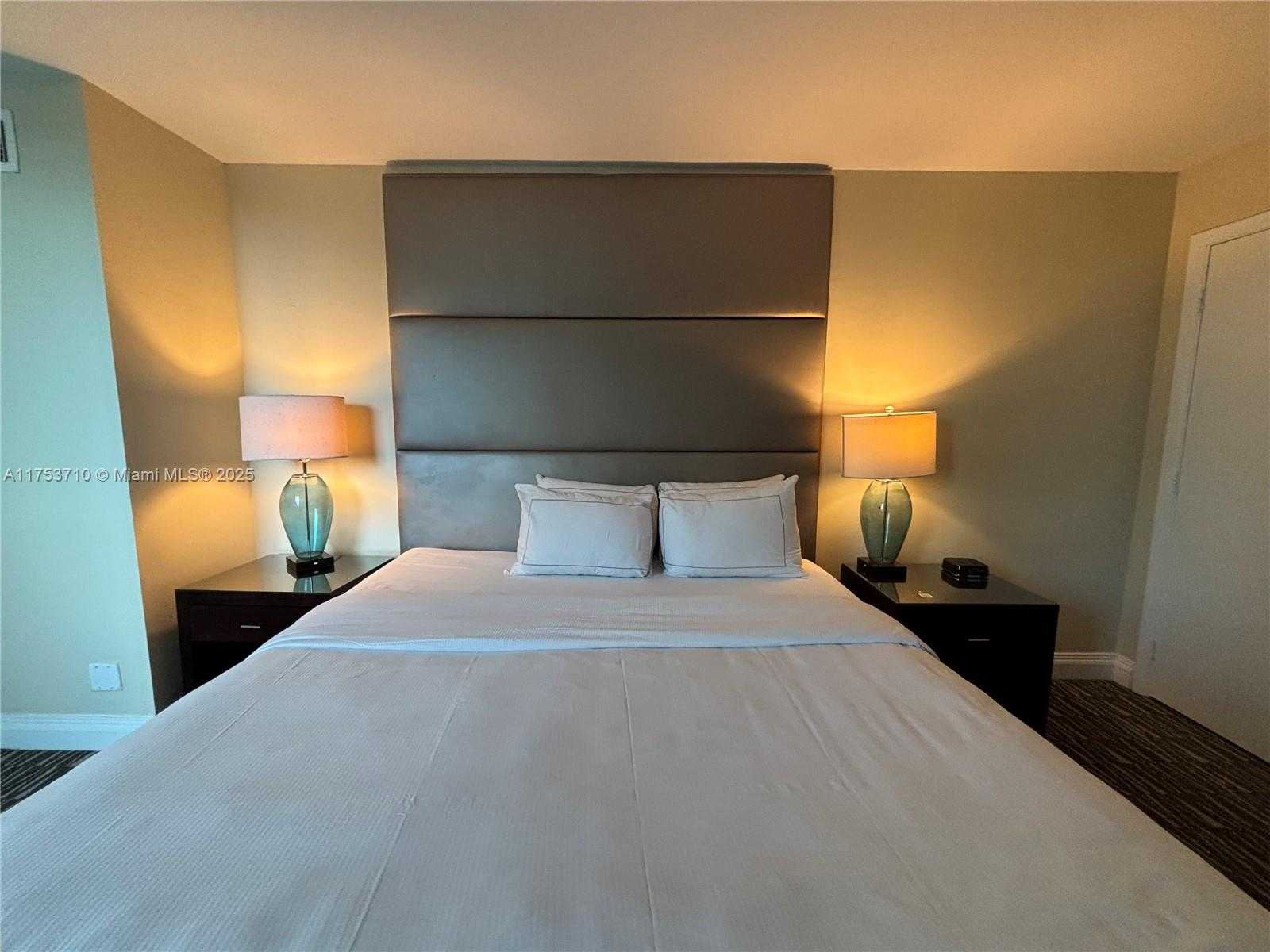 Small Image of 2670 Sunrise Blvd, Fort Lauderdale, FL 33304, USA Number 2