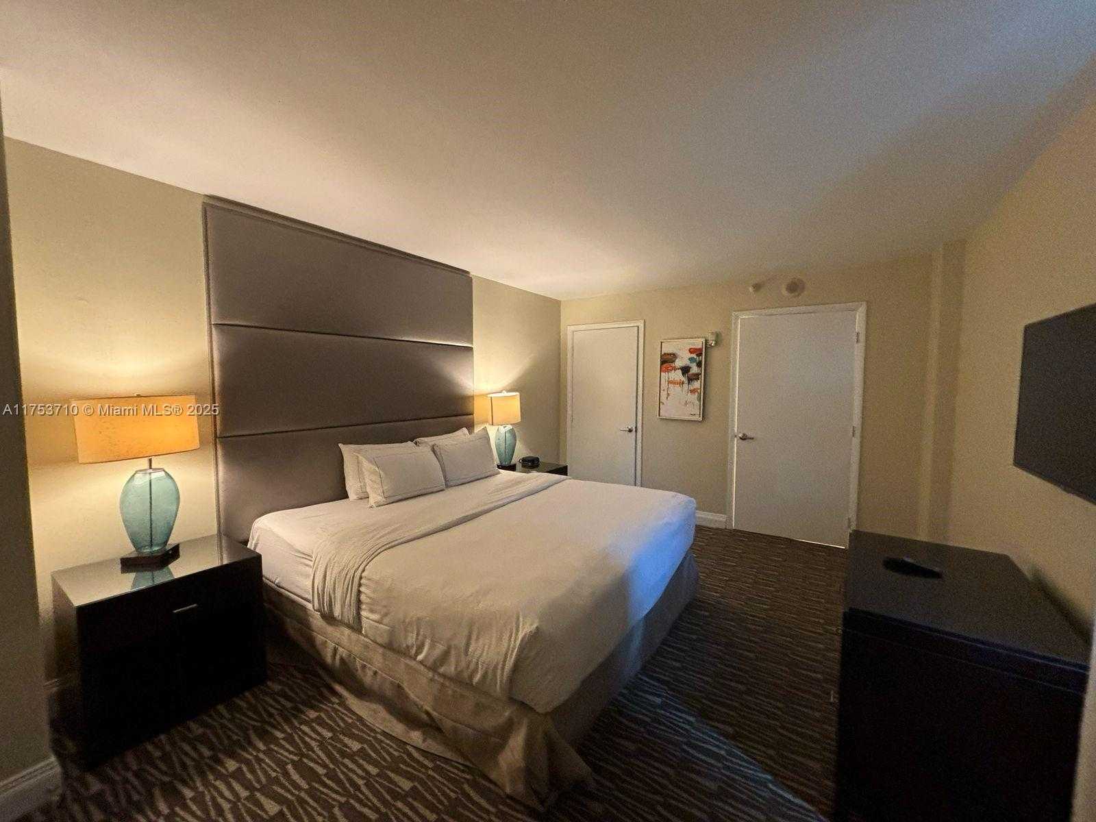 Small Image of 2670 Sunrise Blvd, Fort Lauderdale, FL 33304, USA Number 5