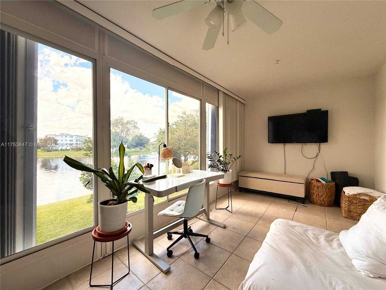 Small Image of 2009 NORTH FARNHAM N #2009, Deerfield Beach Number 14