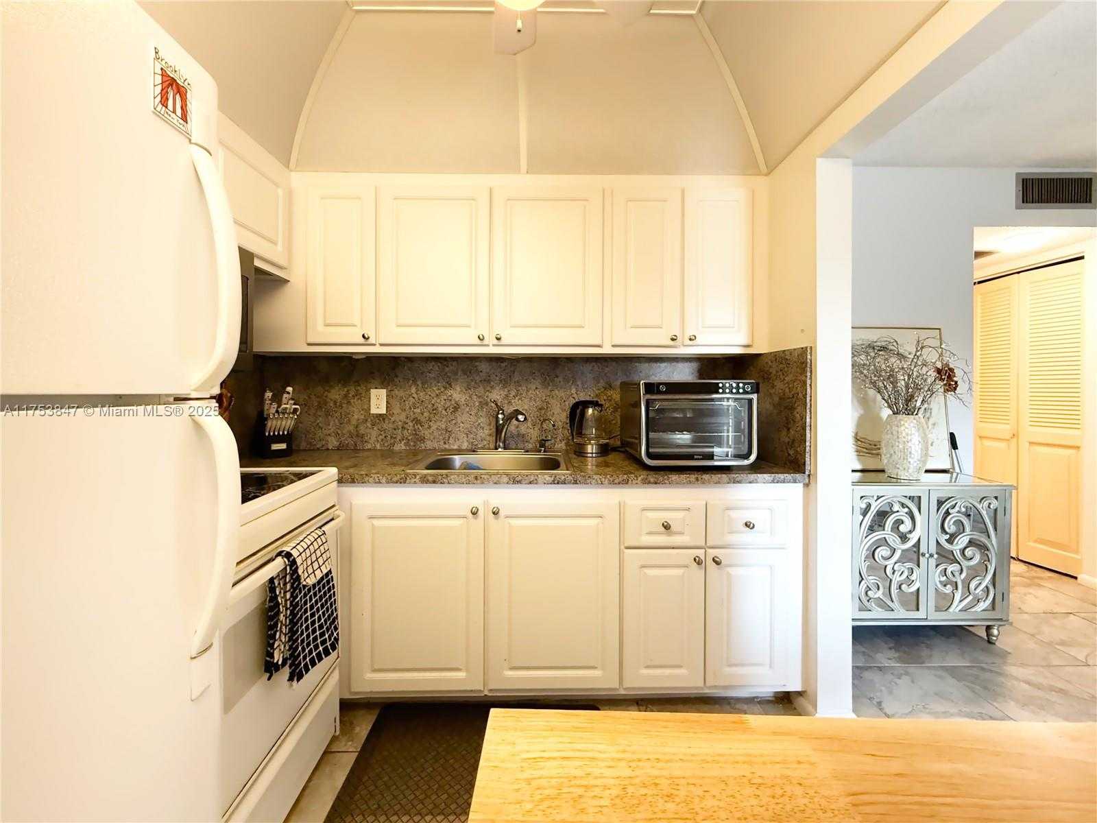 Small Image of 2009 NORTH FARNHAM N #2009, Deerfield Beach Number 16