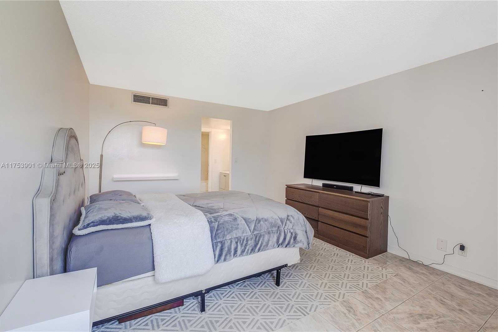 Small Image of 20500 WEST COUNTRY CLUB DR #512, Aventura Number 14