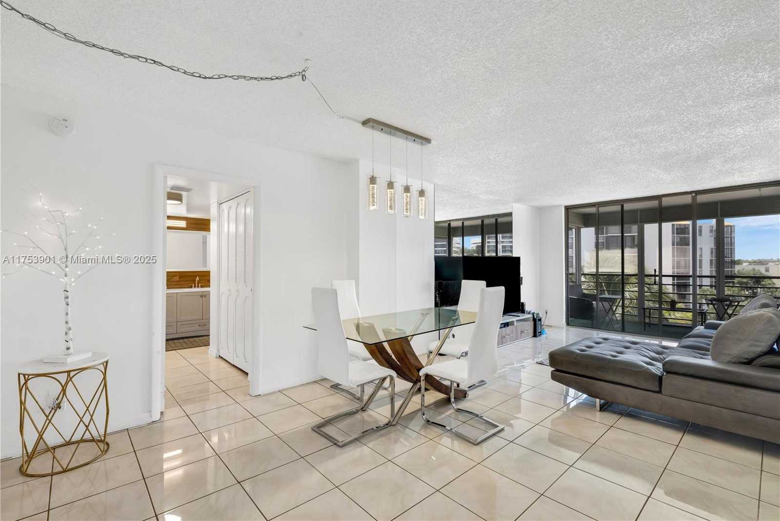 Small Image of 20500 WEST COUNTRY CLUB DR #512, Aventura Number 3