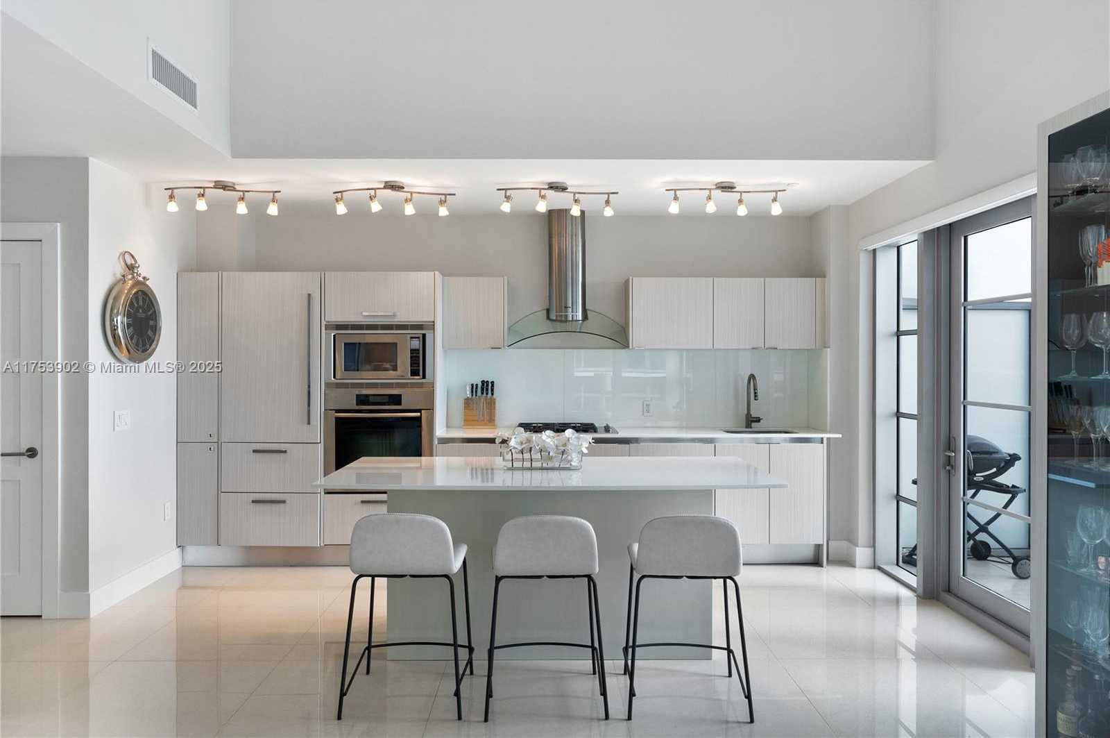 Small Image of 3739 COLLINS AVE #N-605, Miami Beach Number 4